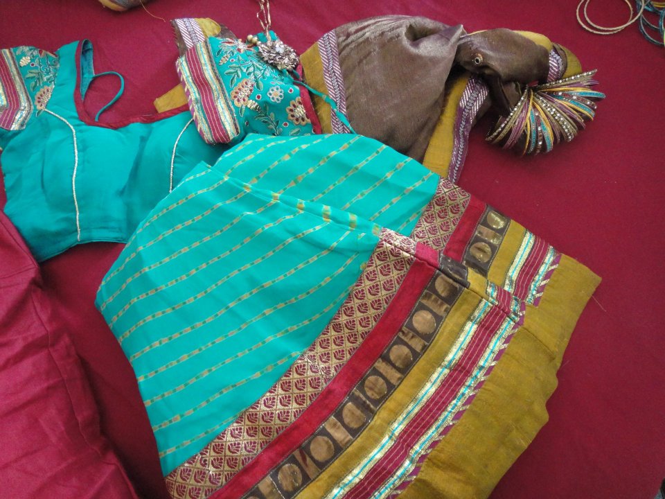 Chaniya choli and bungdi slid onto and tied to the dupatta in order to hold
